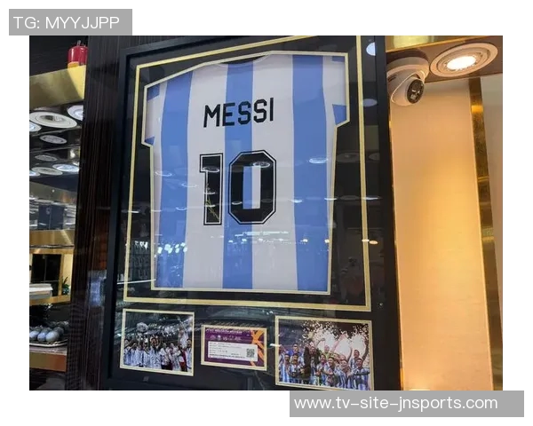 安哥拉队长赛后自豪展示与梅西交换的签名球衣将永久珍藏