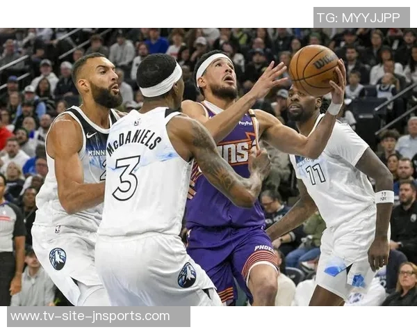 布克上半场火力全开三分球三记助力球队表现出色拿下11分3篮板3助攻1抢断