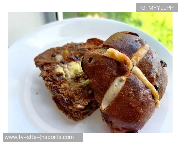 萨卡分享家庭早餐回忆十字面包夹香肠的温暖滋味