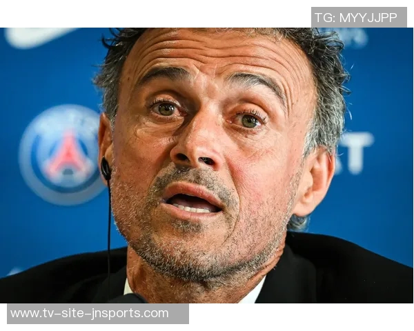 恩里克执教巴黎迎来百场胜利俱乐部官方海报热烈祝贺